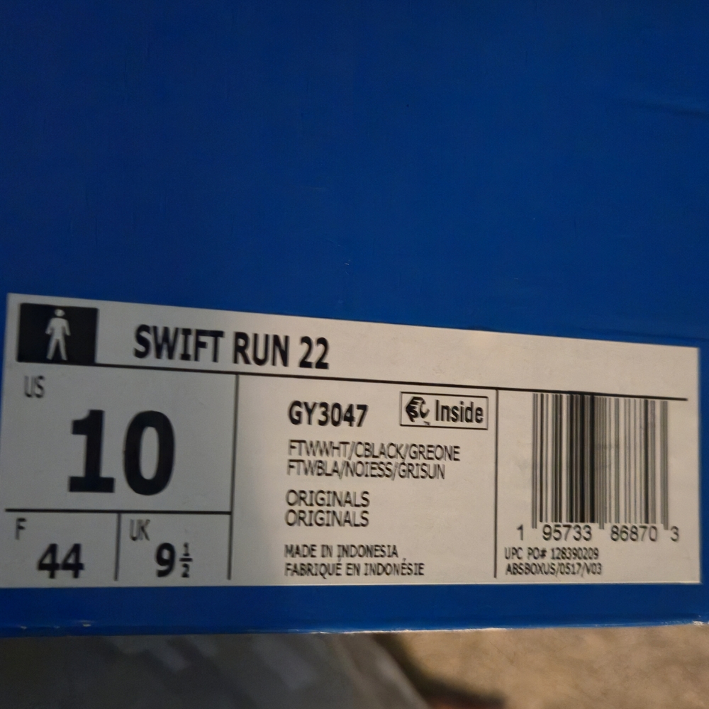 Adidas Swift Run 22 in Black and White